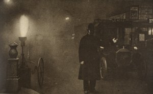 Een agent die verkeer regelt in de mist, waar Charing Cross Trafalgar Square ontmoet door English Photographer